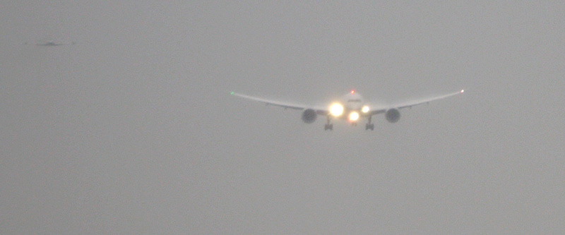 Zoomed as far as my lens will go. The 787 & chase planes approach out of the gloomy sky. Note the upswept wings.